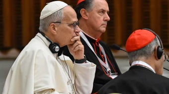 El Papa León XIV escucha con atención en el Aula del Sínodo en el Vaticano, al inicio del Consistorio Extraordinario/ Imagen referencial