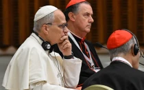 El Papa León XIV escucha con atención en el Aula del Sínodo en el Vaticano, al inicio del Consistorio Extraordinario que convocó para este 7 y 8 de enero.