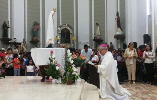 El Papa León XIV, cuando era Obispo de Chiclayo, haciendo la oración de consagración ante la Virgen de Fátima. Crédito: Misión Fátima Perú / Misión Fátima Colombia