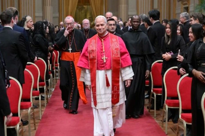 El Papa León XIV con el cuerpo diplomático en el Vaticano.