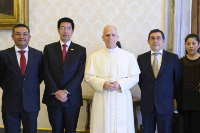 El Papa León XIV con los registradores peruanos 30052025