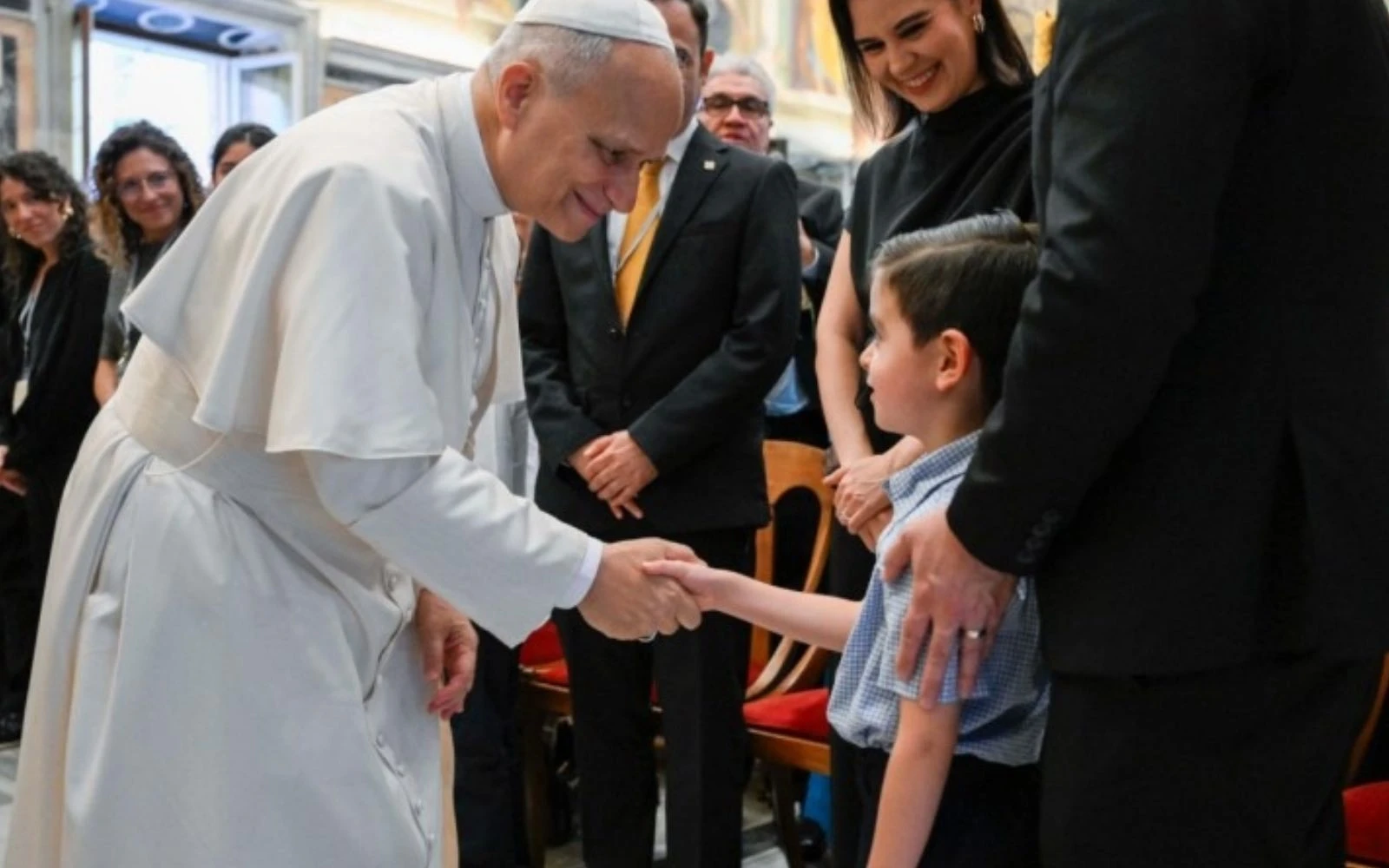 El Papa León XIV saluda a un niño, al recibir en audiencia a los miembros de las Escuelas de Evangelización “San Andrés”, la mañana del viernes 29 de gosto del 2025.?w=200&h=150