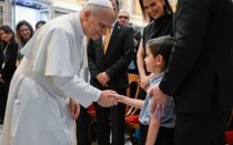 El Papa León XIV saluda a un niño, al recibir en audiencia a los miembros de las Escuelas de Evangelización “San Andrés”, la mañana del viernes 29 de gosto del 2025.