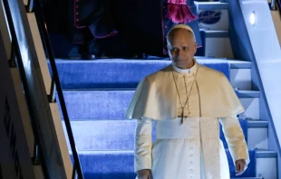 El Papa León XIV desembarca de su avión a su llegada al aeropuerto Atatürk de Estambul este 27 de noviembre. Crédito: BERK OZKAN / AFP vía Getty Images