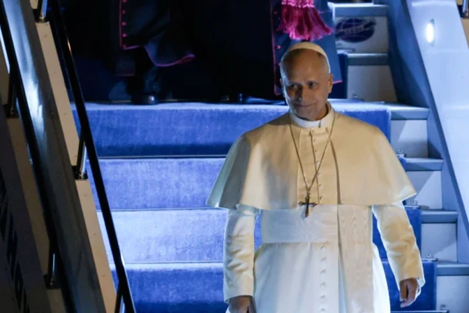 El Papa León XIV desembarca de su avión a su llegada al aeropuerto Atatürk de Estambul