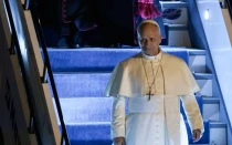 El Papa León XIV desembarca de su avión a su llegada al aeropuerto Atatürk de Estambul este 27 de noviembre.