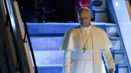 El Papa León XIV desembarca de su avión a su llegada al aeropuerto Atatürk de Estambul