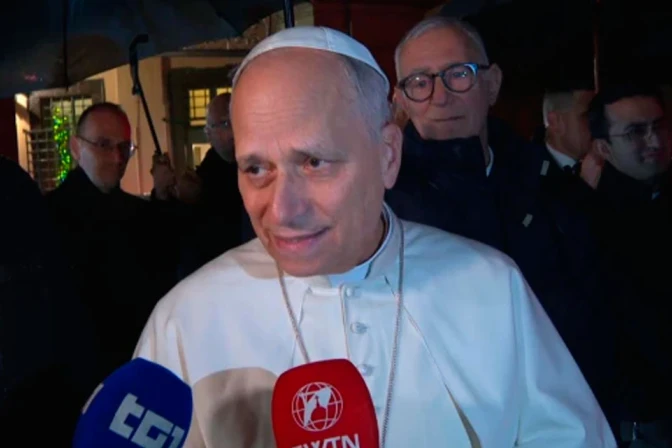 Papa León XIV declara a los periodistas el martes 23 de diciembre, a la salida de la villa papal de Castel Gandolfo.