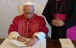 El Papa León XIV firma su primera exhortación apostólica: Dilexit te, sobre el amor a los pobres. Crédito: Vatican Media.