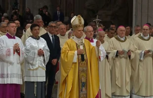 El Papa León XIV en la Basílica de San Pedro, en la Misa de Nochebuena en la primera Navidad de su pontificado. Crédito: Vatican Media.