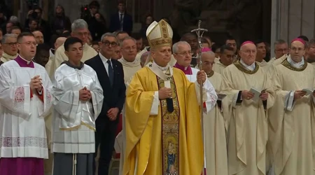 El Papa León XIV en la Misa de Nochebuena en su primera Navidad.