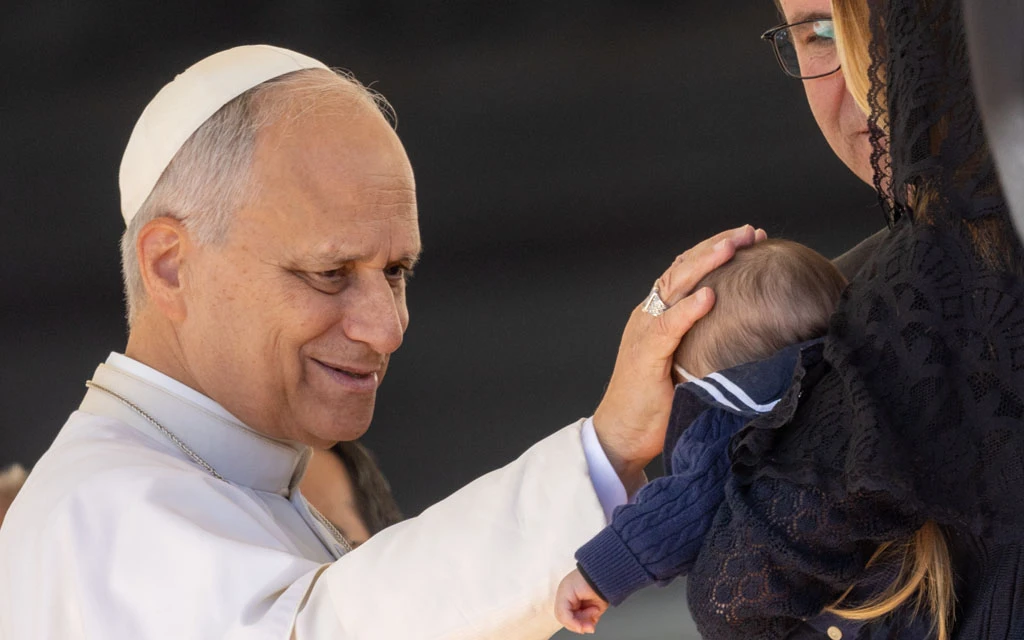 El Papa León XIV bendice un bebé en el Vaticano.?w=200&h=150