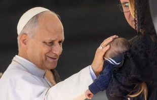 El Papa León XIV bendice un bebé en el Vaticano. Crédito: Daniel Ibáñez / EWTN News.