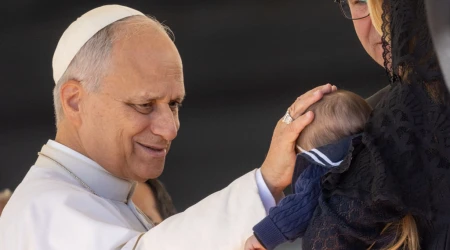 El Papa León XIV bendice un bebé en el Vaticano.