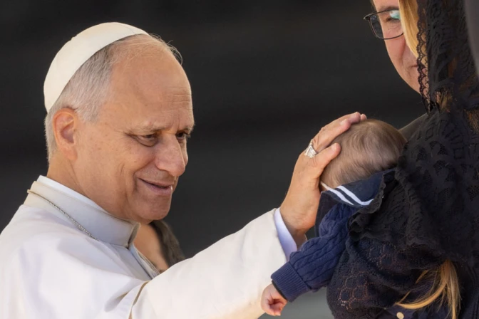 El Papa León XIV bendice un bebé en el Vaticano.
