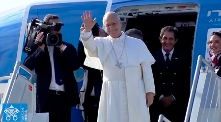 El Papa León XIV se despide del Líbano antes de ingresar al avión que lo lleva de regreso a Roma.
