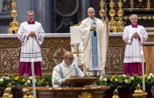León XIV presidió una Misa en la Basílica de San Pedro del Vaticano, con motivo del Jubileo de la Santa Sede, uno de los actos previstos en el Año Santo 2025. Crédito: Daniel Ibáñez/EWTN News.