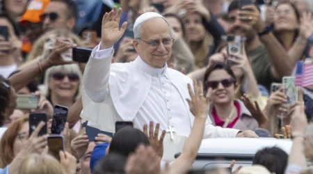 El Papa León XIV en la Plaza de San Pedro en el Vaticano.