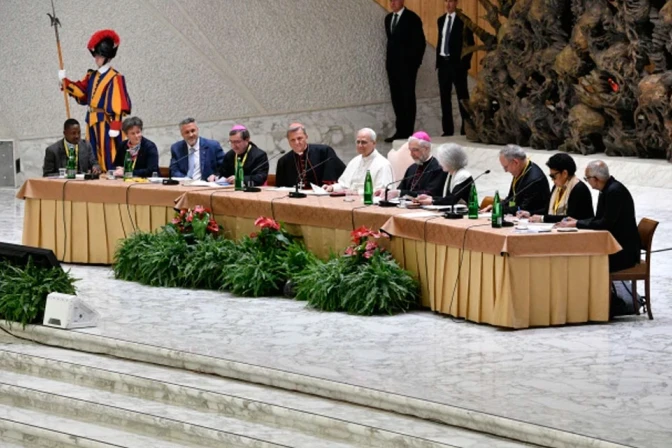 El Papa León XIV se dirige a los participantes del Jubileo de los Equipos Sinodales y Órganos de Participación el 24 de octubre de 2025, en el Aula Pablo VI del Vaticano.