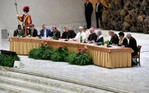 El Papa León XIV se dirige a los participantes del Jubileo de los Equipos Sinodales y Órganos de Participación el 24 de octubre de 2025, en el Aula Pablo VI del Vaticano.