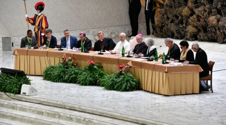 El Papa León XIV se dirige a los participantes del Jubileo de los Equipos Sinodales y Órganos de Participación el 24 de octubre de 2025, en el Aula Pablo VI del Vaticano.