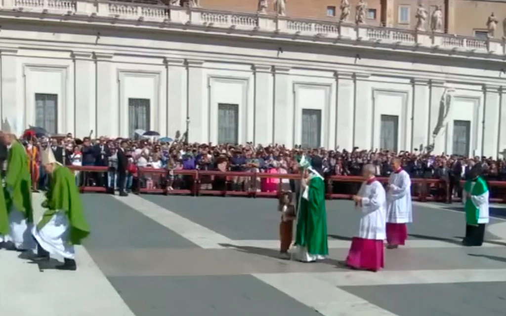 El Papa León XIV bendice a una niña en la Plaza de San Pedro.?w=200&h=150