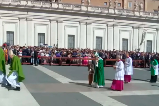 El Papa León XIV bendice a una niña en la Plaza de San Pedro.