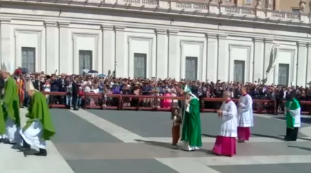 El Papa León XIV bendice a una niña en la Plaza de San Pedro.