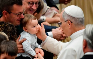 El Papa León XIV acaricia a un niño presente en el Aula Nervi del Vaticano. Crédito: Vaticano Media.