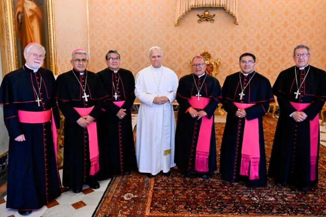 El Papa León XIV con los obispos de Bolivia este sábado en el Vaticano.