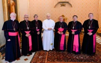 El Papa León XIV con los obispos de Bolivia este sábado en el Vaticano.