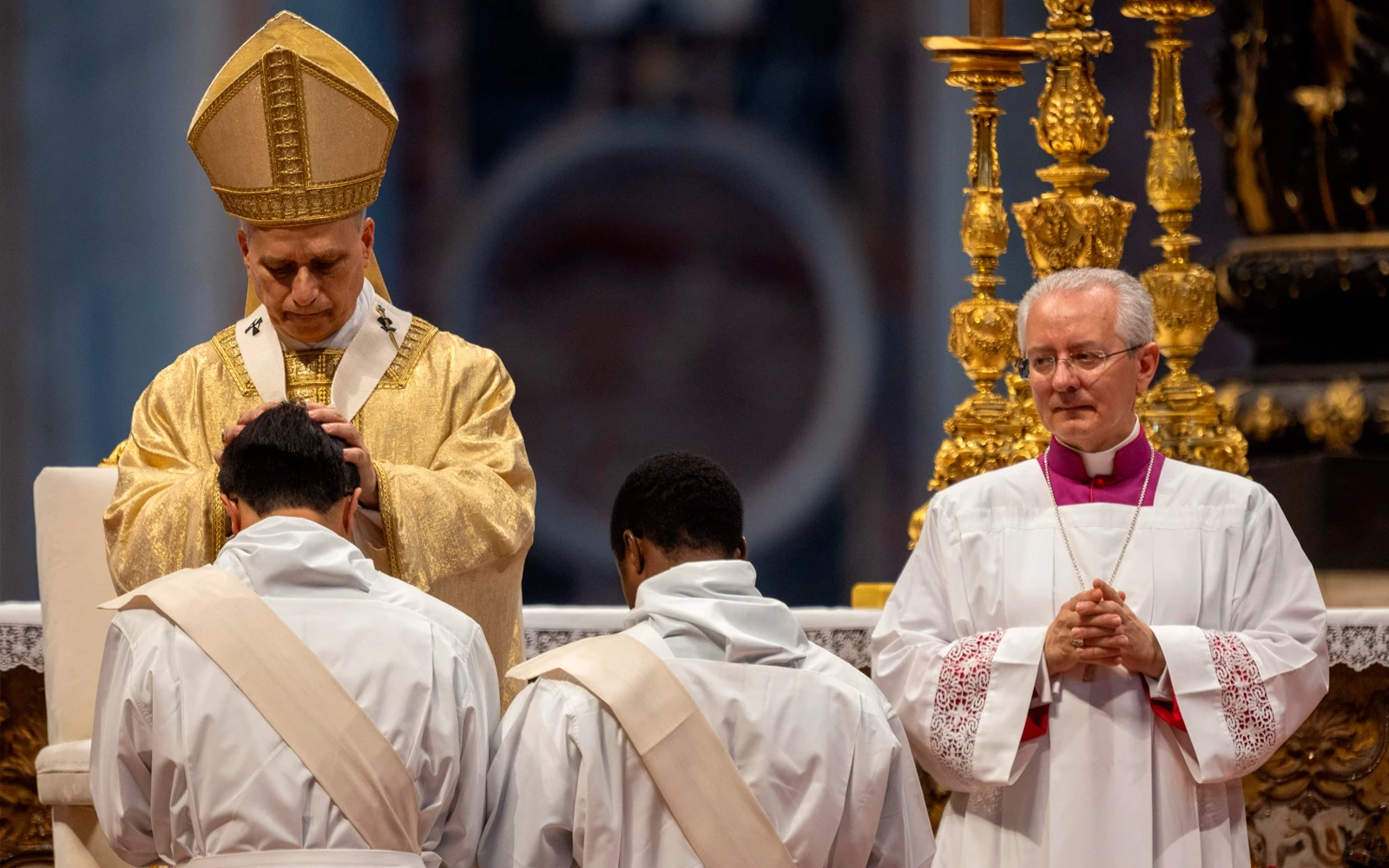 El Papa León XIV impone las manos a los nuevos sacerdotes durante la ordenación celebrada en la Basílica de San Pedro.?w=200&h=150