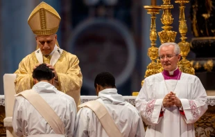 El Papa León XIV impone las manos a los nuevos sacerdotes durante la ordenación celebrada en la Basílica de San Pedro. Crédito: Daniel Ibáñez / EWTN News.