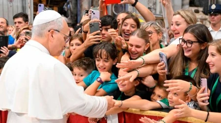 El Papa León XIV saluda a los peregrinos de Umbría en la Basílica de San Pedro en el Vaticano 13092025