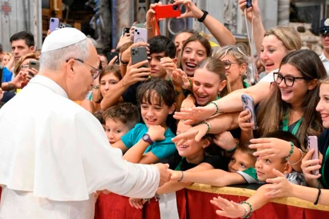 El Papa León XIV saluda a los peregrinos de Umbría en la Basílica de San Pedro en el Vaticano 13092025