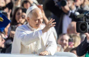El Papa León XIV en la Plaza de San Pedro en el Vaticano. Crédito: Daniel Ibáñez / EWTN News.