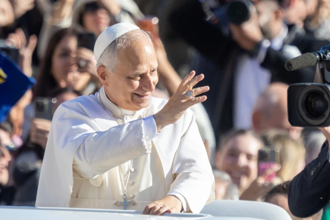 El Papa León XIV en la Plaza de San Pedro en el Vaticano.