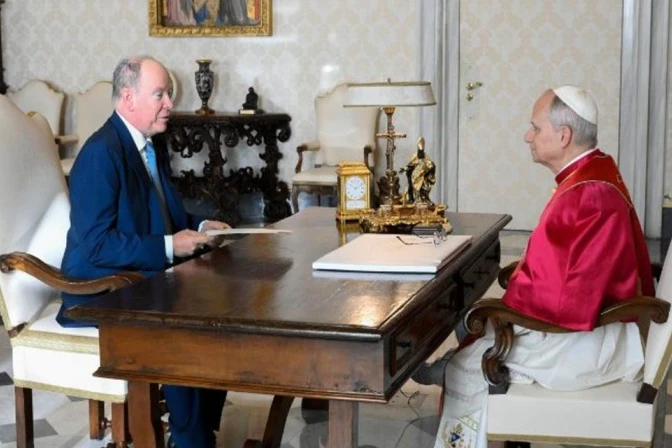 El Príncipe Alberto II de Mónaco con el Papa León XIV en el Vaticano
