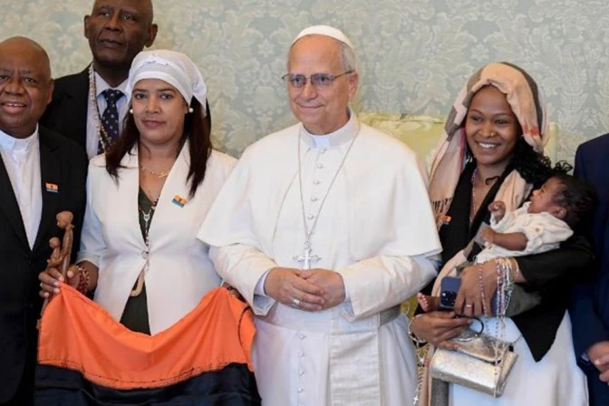 El Papa León XIV con miembros del Grupo de Refugiados de Chagos en el Vaticano, este sábado 23 de agosto de 2025.