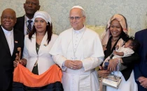 El Papa León XIV con miembros del Grupo de Refugiados de Chagos en el Vaticano, este sábado 23 de agosto de 2025.