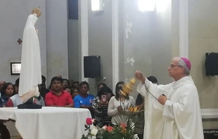 El Papa León XIV, cuando era obispo de Chiclayo, ante la imagen peregrina de la Virgen de Fátima.. Crédito: Misión Fátima Perú / Misión Fátima Colombia.