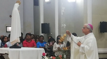 El Papa León XIV, cuando era obispo de Chiclayo, ante la imagen peregrina de la Virgen de Fátima. 13052025