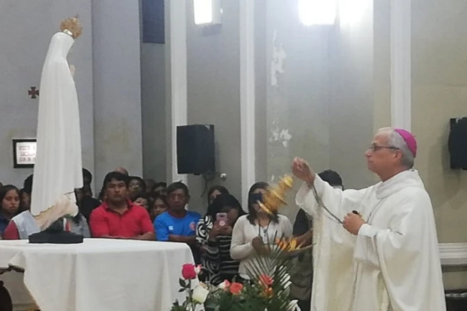 El Papa León XIV, cuando era obispo de Chiclayo, ante la imagen peregrina de la Virgen de Fátima. 13052025