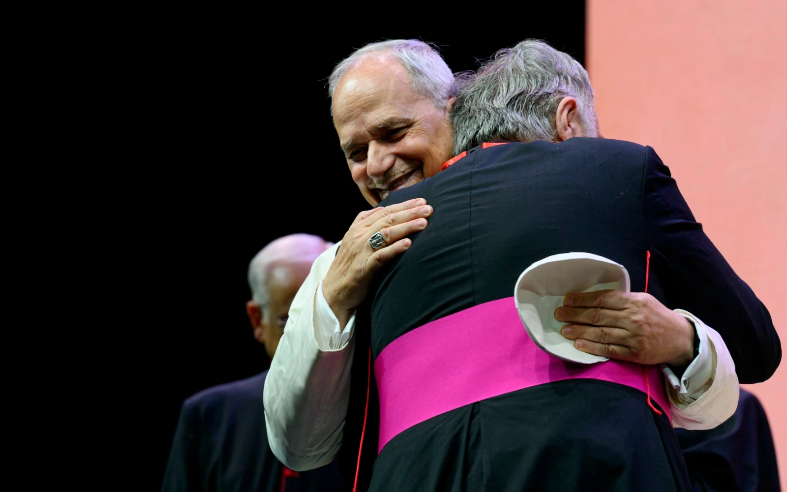 El Papa León XIV y el sacerdote español se unen en un emotivo abrazo.?w=200&h=150