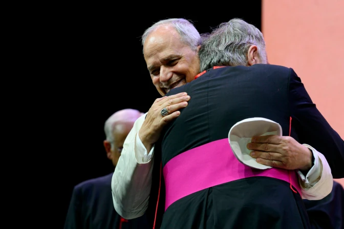El Papa León XIV y el sacerdote español se unen en un abrazo.
