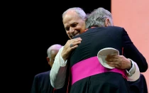 El Papa León XIV y el sacerdote español se unen en un emotivo abrazo.