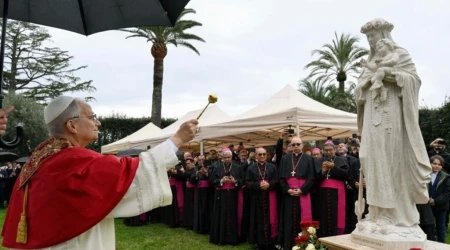 El Papa León XIV bendice la imagen de Santa Rosa de Lima en los Jardines Vaticanos