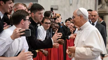 Papa León XIV y seminaristas.