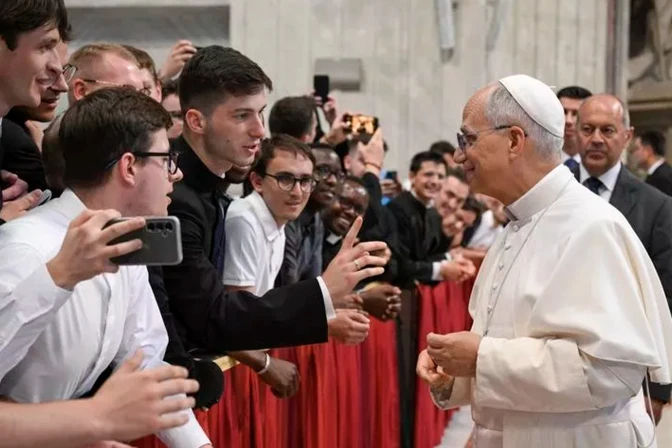 Papa León XIV y seminaristas.