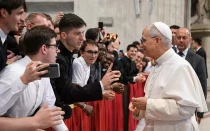 El Papa León XIV conversa con los seminaristas que participan en el Jubileo de los Seminaristas el 24 de junio de 2025.